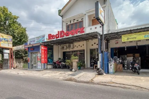 RedDoorz Hostel near Terminal Condongcatur Jogja - Dış Mekan