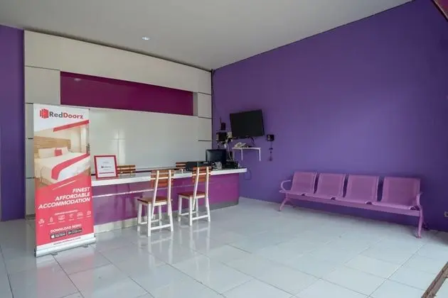 RedDoorz near Alun Alun Kaliwungu Kendal - Lobi