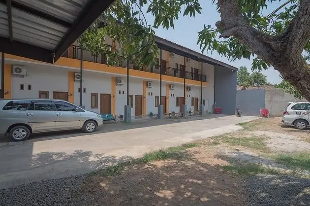 RedDoorz near Alun Alun KC Haurgeulis