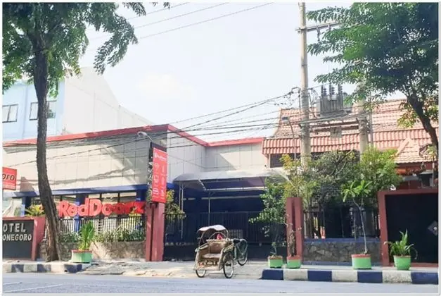 RedDoorz near Bojonegoro Train Station - Dış Mekan