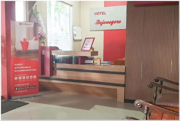 RedDoorz near Bojonegoro Train Station - Lobi