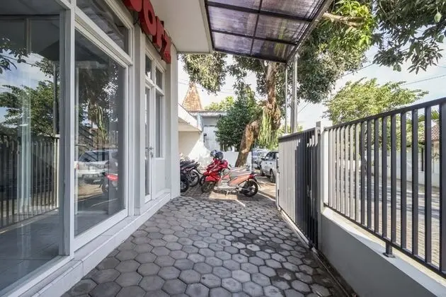 RedDoorz near Condongcatur Bus Station