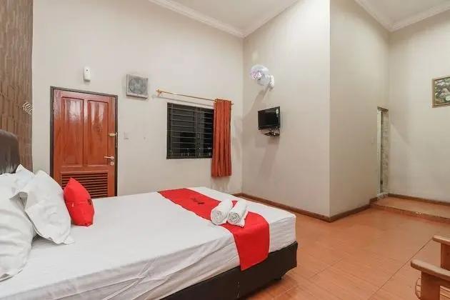 RedDoorz near Danau Toba Parapat - Oda