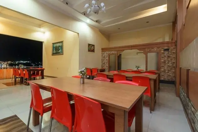 RedDoorz near Danau Toba Parapat - Yerinde Yemek