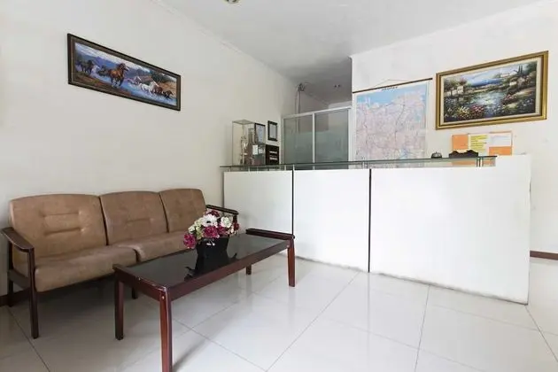 RedDoorz near Gondangdia Station - Lobi
