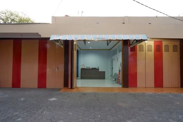 RedDoorz near GOR Satria 3
