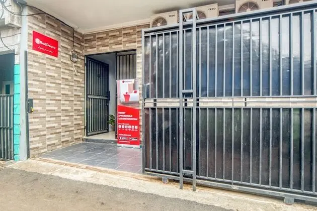 RedDoorz near Graha Cijantung Mall