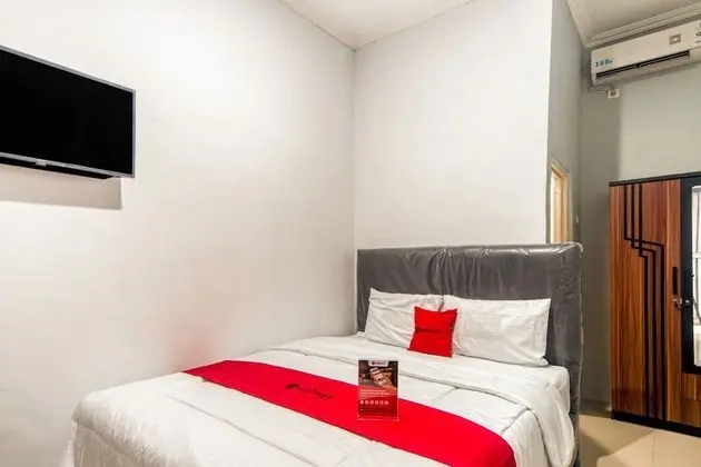 RedDoorz near Graha Cijantung Mall - Öne Çıkan Resim