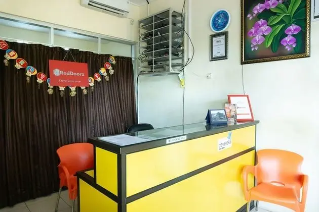 RedDoorz near H. Hasan Aroeboesman Airport - Lobi