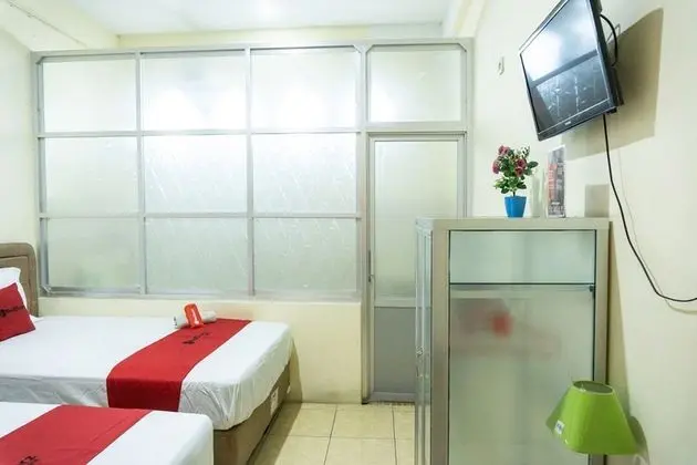 RedDoorz near H. Hasan Aroeboesman Airport - Oda