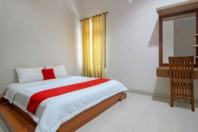 RedDoorz near Hartono Mall 3