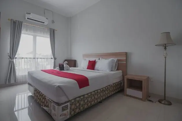 RedDoorz near Hermes Place Polonia Medan