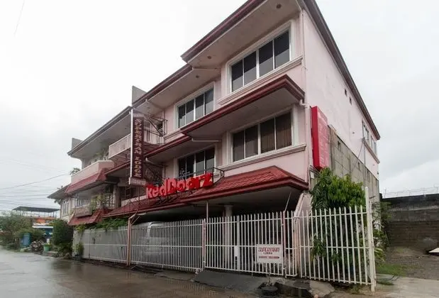 RedDoorz near Laoag Capitol