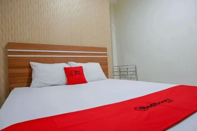 RedDoorz near Living Plaza Purwokerto - Oda