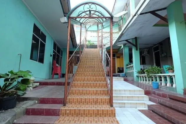 RedDoorz near Mangrove Forest Kupang - Lobi