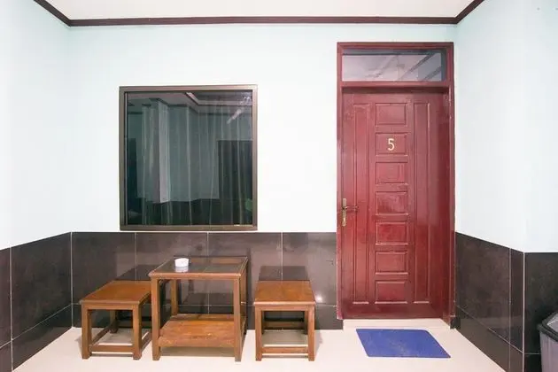 RedDoorz near Mikie Holiday Funland Berastagi - Lobi