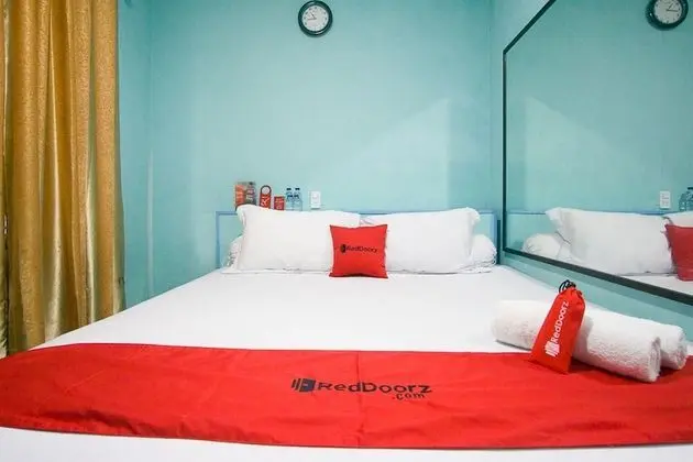 RedDoorz near Mikie Holiday Funland Berastagi - Oda