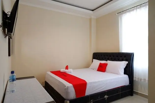 RedDoorz near Millenium Waterpark Palu - Oda