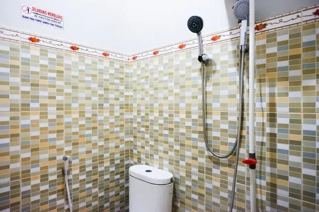 RedDoorz near Mutiara SIS Al Jufrie Airport Palu - Banyo Tipleri