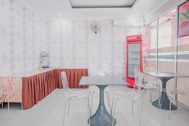 RedDoorz near Nagoya HIll Batam 4 - İç Mekan
