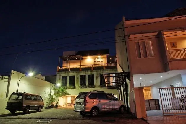 RedDoorz near Plaza Marina