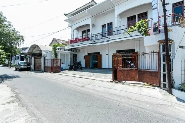 RedDoorz near Puro Mangkunegaran - Dış Mekan