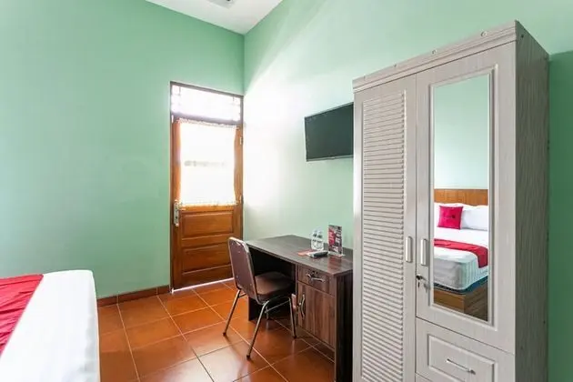 RedDoorz near Puro Mangkunegaran - Oda