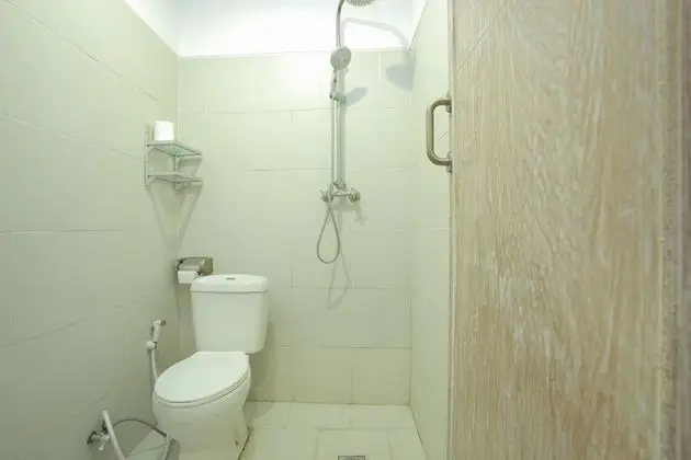 RedDoorz near Raya Semer - Banyo Tipleri