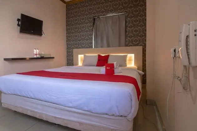 RedDoorz near RS Husada