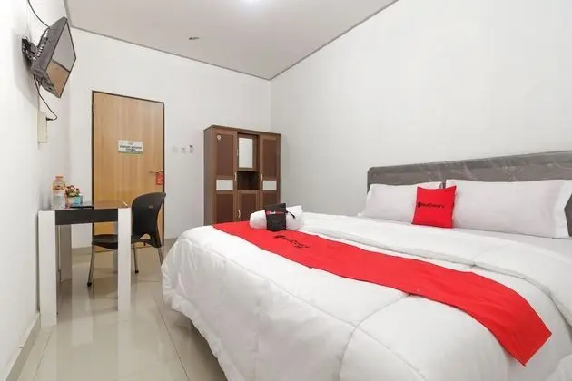 RedDoorz near RSU Suaka Insan