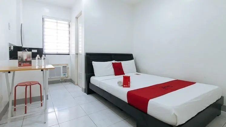 RedDoorz near SM Bicutan - Oda