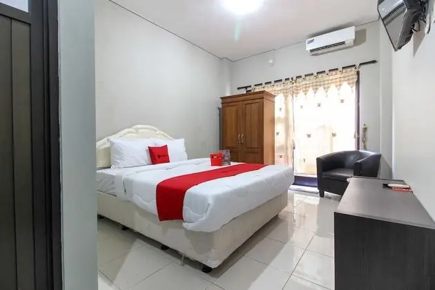 RedDoorz near Solo Balapan Station 2