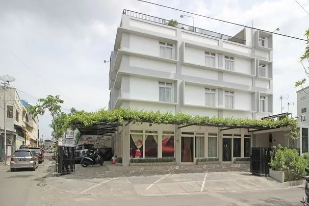 RedDoorz near Solo Balapan Station