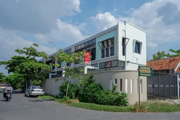 RedDoorz near Stasiun Tawang Semarang