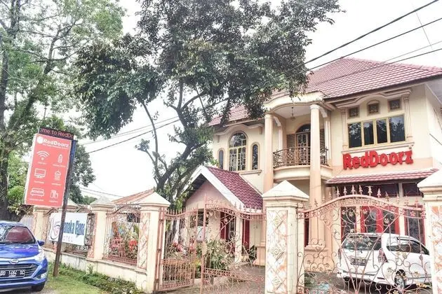 RedDoorz near Sultan Hasanuddin Airport 2 - Dış Mekan