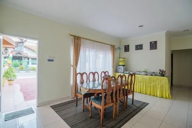 RedDoorz near Taman Bekapai 2 - Yerinde Yemek