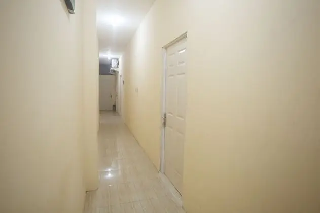 RedDoorz near Terminal Bungur Asih - İç Mekan