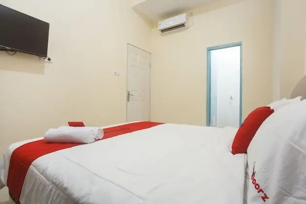 RedDoorz near Terminal Bungur Asih - Oda