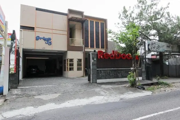 RedDoorz near Terminal Condong Catur 2