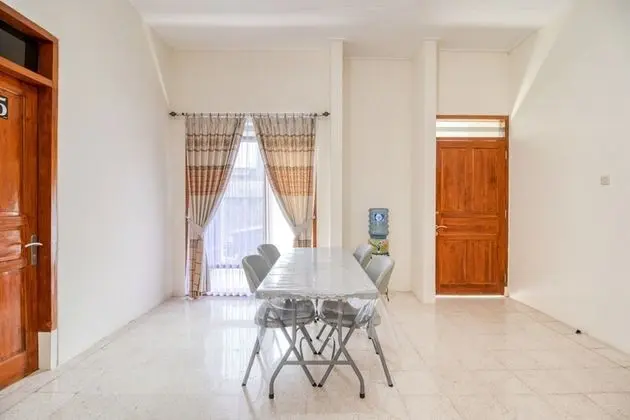 RedDoorz near Universitas Gajah Mada - İç Mekan