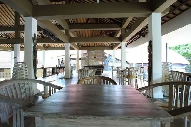 RedDoorz @ Padma Utara - Yerinde Yemek