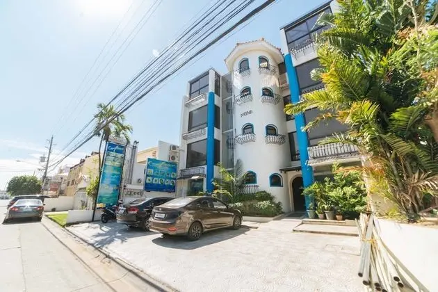 RedDoorz Plus @ Aguirre Avenue BF Homes