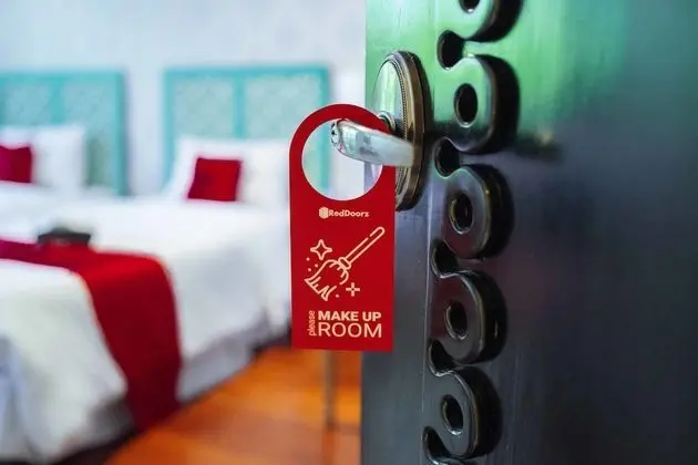 RedDoorz Plus @ Aguirre Avenue BF Homes - Oda
