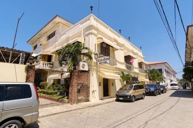RedDoorz Plus @ Calle Crisologo Vigan