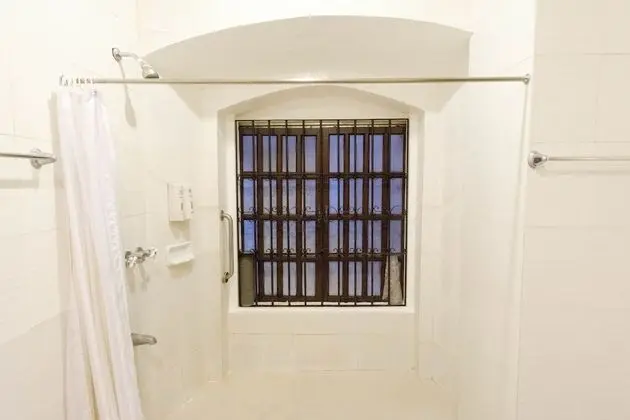 RedDoorz Plus @ Calle Crisologo Vigan - Banyo Tipleri