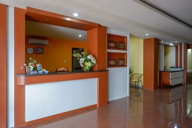 RedDoorz Plus @ Cameloan Hotel Palu - Lobi
