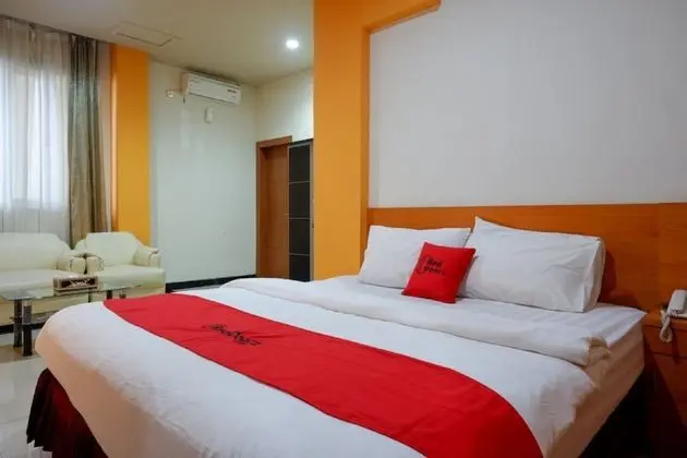 RedDoorz Plus @ Cameloan Hotel Palu - Oda