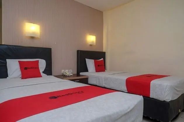 RedDoorz Plus @ Grand Populer Hotel - Oda