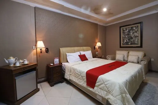 RedDoorz Plus @ Jalan Dharmawangsa