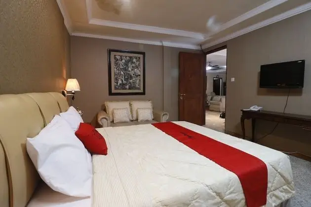 RedDoorz Plus @ Jalan Dharmawangsa - Oda